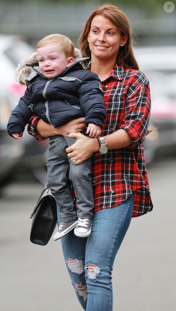 Coleen Rooney avec son petit garçon Klay, inconsolable, le 27 septembre 2014 avant de rentrer au Théâtre des Rêves, le stade de Manchester United