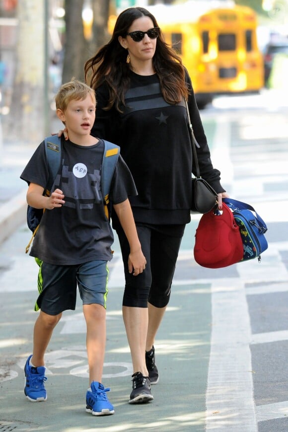 Liv Tyler avec son fils Milo à New York, le 19 septembre 2014.