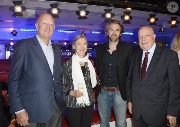 Rémy Pflimlin, Aymeric Caron, Hervé Bourges et sa femme Marie - Michel Drucker a remis la Légion d'honneur à Jean Nainchrik au Pavillon Gabriel à Paris, le 28 septembre 2014.