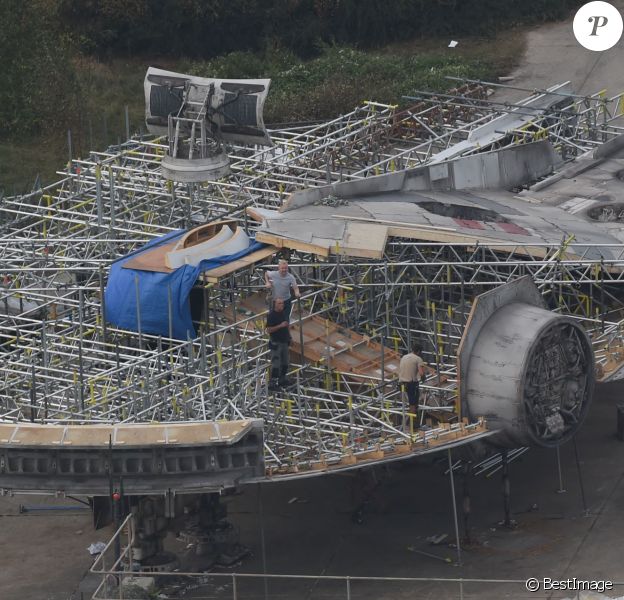 Exclusif - Survol du tournage du nouveau Star Wars 7 dans le Berkshire en Angleterre, le 17 septembre 2014, avec le faucon millenium.