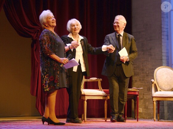 Line Renaud, Gisèle Casadesus et Bernard Murat - Gisèle Casadesus, "servante du théâtre", honorée par ses pairs au Théatre Edouard Vll à Paris le 29 septembre 2014.