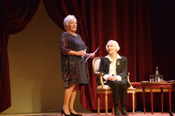 Line Renaud et Gisèle Casadesus - Gisèle Casadesus, "servante du théâtre", honorée par ses pairs au Théatre Edouard Vll à Paris le 29 septembre 2014. 