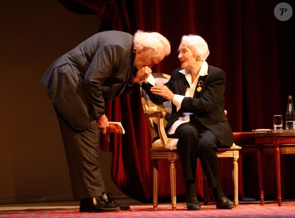 Niels Arestrup et Gisèle Casadesus - Gisèle Casadesus, "servante du théâtre", honorée par ses pairs au Théatre Edouard Vll à Paris le 29 septembre 2014.