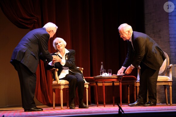 Jacques Sereys, Gisèle Casadesus, Bernard Murat - Gisèle Casadesus, "servante du théâtre", honorée par ses pairs au Théatre Edouard Vll à Paris le 29 septembre 2014.