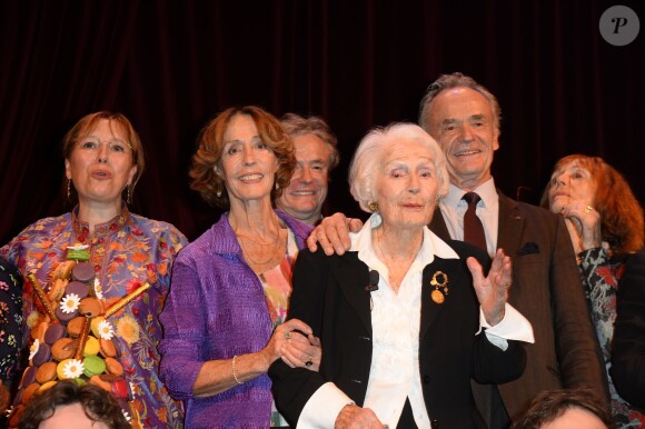Gisèle Casadesus avec son fils Jean-Claude Casadesus, Bernard Murat - Gisèle Casadesus, "servante du théâtre", honorée par ses pairs au Théatre Edouard Vll à Paris le 29 septembre 2014.