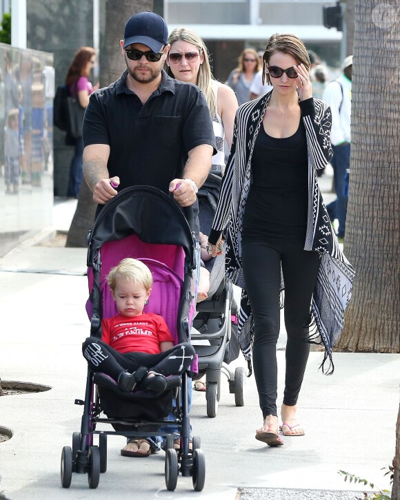 Jack Osbourne en promenade avec sa femme et sa fille, à Beverly Hills, Los Angeles, le 29 septembre 2014