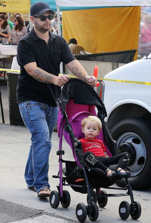 Jack Osbourne en promenade avec sa femme et sa fille Pearl à Beverly Hills, Los Angeles, le 29 septembre 2014