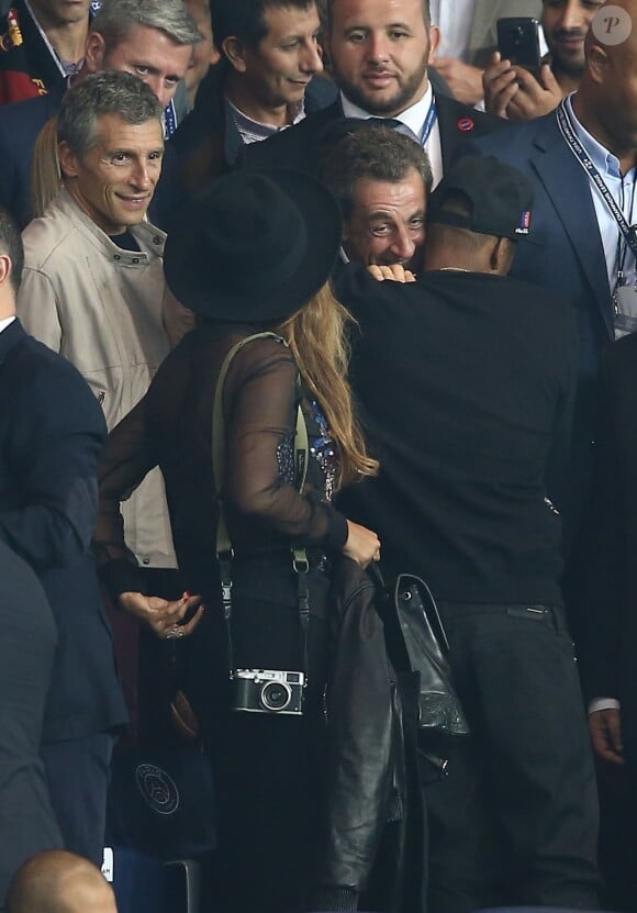 Jay Z embrasse Nicolas Sarkozy sous le regard de Beyoncé et Nagui - Match PSG-Barcelone de la Ligue des Champions au parc des princes à Paris le 30 septembre 2014. Le PSG à remporté le match sur le score de 3-2.