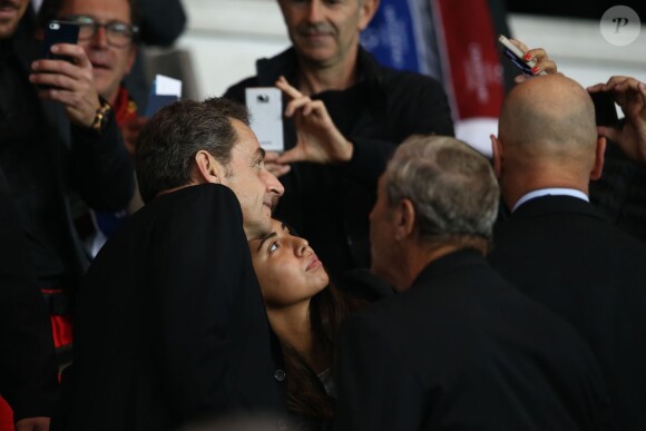 Nicolas Sarkozy fait des selfies avec ses admirateurs - Match PSG-Barcelone de la Ligue des Champions au parc des princes à Paris le 30 septembre 2014. Le PSG à remporté le match sur le score de 3-2.