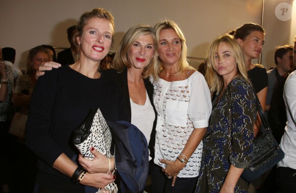 Exclusif - Karin Viard, Michèle Laroque, Sophie Albou et Emmanuelle Béart dans les coulisses du défilé Paul & Joe, au Palais de Tokyo. Paris, le 30 septembre 2014.