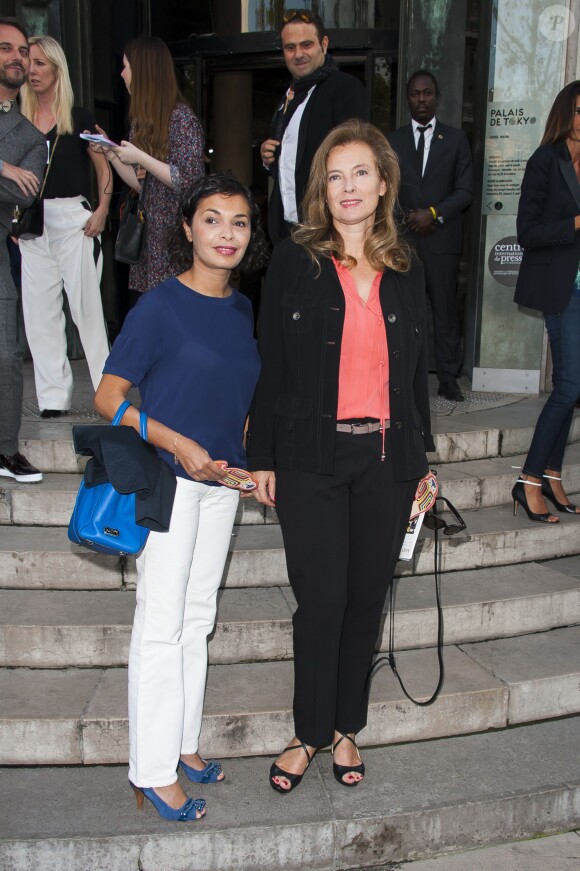 Saïda Jawad et Valérie Trierweiler arrivent au Palais de Tokyo pour assister au défilé Paul & Joe. Paris, le 30 septembre 2014.