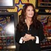 Lynda Carter pose à côté de la nouvelle machine à sous "Wonder-Woman" à Las Vegas, le 30 septembre 2014.
