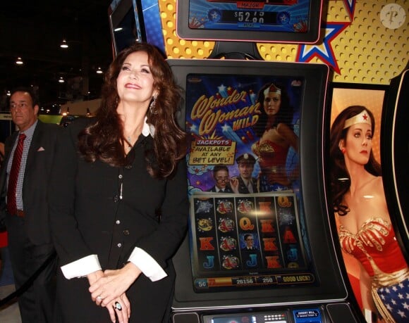 Lynda Carter (63 ans) pose à côté de la nouvelle machine à sous "Wonder-Woman" à Las Vegas, le 30 septembre 2014.