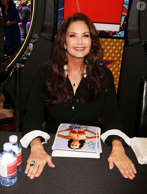 Lynda Carter pose à côté de la nouvelle machine à sous "Wonder-Woman" à Las Vegas, le 30 septembre 2014.