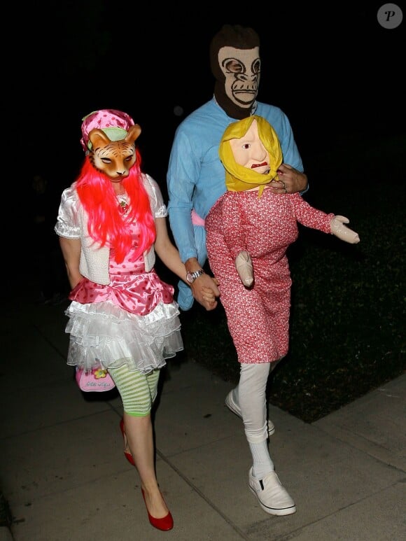 Isla Fisher, Sacha Baron Cohen - People à la soirée Halloween à Beverly Hills. Le 25 octobre 2013.