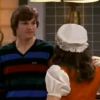 Jackie (Mila Kunis) explique à Kelso (Ashton Kutcher) qu'il ne doit pas l'espionner au travail dans la série That '70 Show