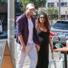 Exclusif - Mila Kunis enceinte et son fiancé Ashton Kutcher vont prendre un petit-déjeuner à Venice, le 17 septembre 2014.