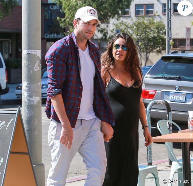 Exclusif - Mila Kunis enceinte et son fianc&eacute; Ashton Kutcher vont prendre un petit-d&eacute;jeuner &agrave; Venice, le 17 septembre 2014. 