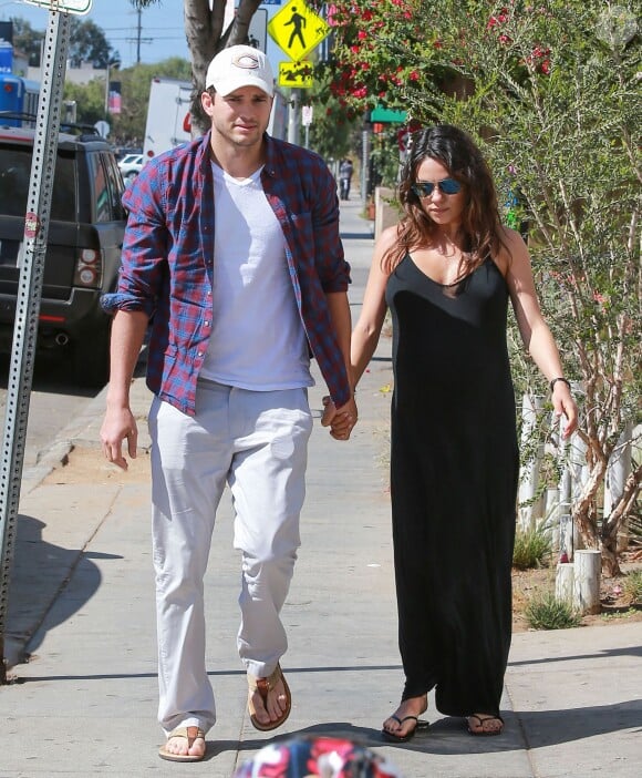 Exclusif - Mila Kunis enceinte et son fiancé Ashton Kutcher dans les rues de Venice, le 17 septembre 2014. 
