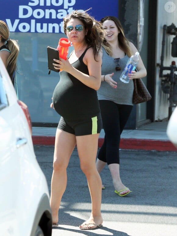 Exclusif - Mila Kunis, enceinte, quitte son cours de Yoga à Los Angeles, le 16 septembre 2014. 