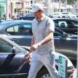 Ashton Kutcher se prom&egrave;ne &agrave; Beverly Hills, le 16 septembre 2014.  