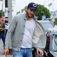  Mila Kunis, enceinte, et Ashton Kutcher sont all&eacute;s d&eacute;jeuner &agrave; Los Feliz. Mila se cache des photographes derri&egrave;re Ashton. Le 24 mai 2014. 