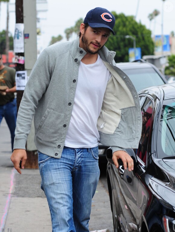 Mila Kunis, enceinte, et Ashton Kutcher sont allés déjeuner à Los Feliz. Mila se cache des photographes derrière Ashton. Le 24 mai 2014.