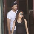  Exclusif - Mila Kunis, enceinte, et son fianc&eacute; Ashton Kutcher font du shopping dans un magasin pour enfants &agrave; Sherman Oaks, 17 mai 2014. 