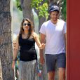  Exclusif - Mila Kunis, enceinte, et son fianc&eacute; Ashton Kutcher font du shopping dans un magasin pour enfants &agrave; Sherman Oaks, 17 mai 2014. 