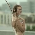 La bombe Raphaëlle Dupire entièrement nue pour la fausse pub du Grand Journal de Canal+, le 1er octobre 2014