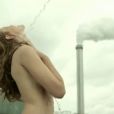 Raphaëlle Dupire entièrement nue pour la fausse pub du Grand Journal de Canal+, le 1er octobre 2014