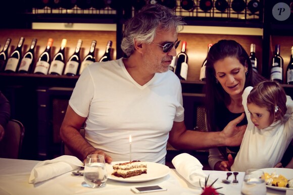Exclusif - Andrea Bocelli fête son 56e anniversaire avec Veronica et leur fille Virginia à l'Hôtel O'Connell's à Melbourne, le 22 septembre. Le ténor italien est en Australie à l'occasion du lancement de ses vins sur le marché australien.