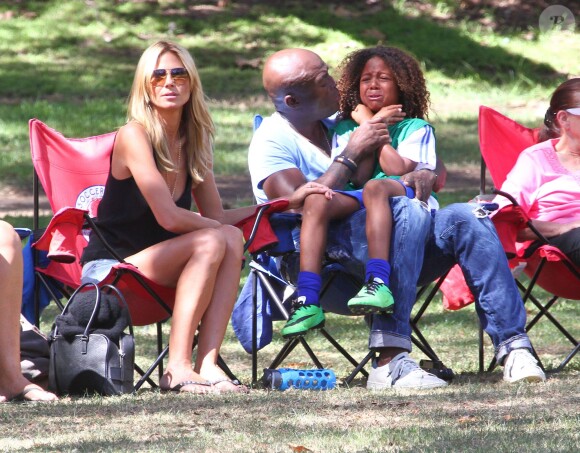 Heidi Klum et son ex-mari Seal emmènent leur enfants Leni, Henry, Johan et Lou jouer au football à Brentwood, le 4 octobre 2014.