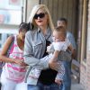Gwen Stefani se rend chez sa mère avec son fils pour fêter ses 45 ans à Los Angeles. Gwen s'est teint une mèche noire mais seulement d'un côté. Le 3 octobre 2014