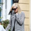 Gwen Stefani se rend chez sa mère pour fêter ses 45 ans à Los Angeles. Gwen s'est teint une mèche noire mais seulement d'un côté. Le 3 octobre 2014