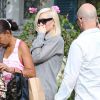 Gwen Stefani se rend chez sa mère avec son fils Apollo pour fêter ses 45 ans à Los Angeles. Gwen s'est teint une mèche noire mais seulement d'un côté. Le 3 octobre 2014 