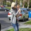 Gwen Stefani se rend chez sa mère avec son fils Apollo pour fêter ses 45 ans à Los Angeles. Gwen s'est teint une mèche noire mais seulement d'un côté. Le 3 octobre 2014 