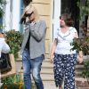 La star Gwen Stefani se rend chez sa mère avec son fils Apollo pour fêter ses 45 ans à Los Angeles. Gwen s'est teint une mèche noire mais seulement d'un côté. Le 3 octobre 2014