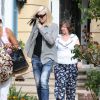 La belle Gwen Stefani se rend chez sa mère avec son fils Apollo pour fêter ses 45 ans à Los Angeles. Gwen s'est teint une mèche noire mais seulement d'un côté. Le 3 octobre 2014