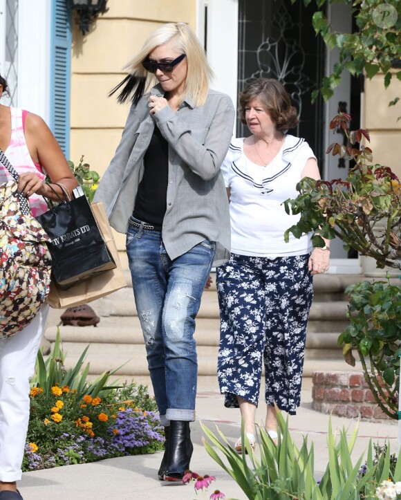 La belle Gwen Stefani se rend chez sa mère avec son fils Apollo pour fêter ses 45 ans à Los Angeles. Gwen s'est teint une mèche noire mais seulement d'un côté. Le 3 octobre 2014