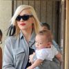 Gwen Stefani se rend chez sa mère avec son fils Apollo pour fêter ses 45 ans à Los Angeles. Gwen s'est teint une mèche noire mais seulement d'un côté. Le 3 octobre 2014