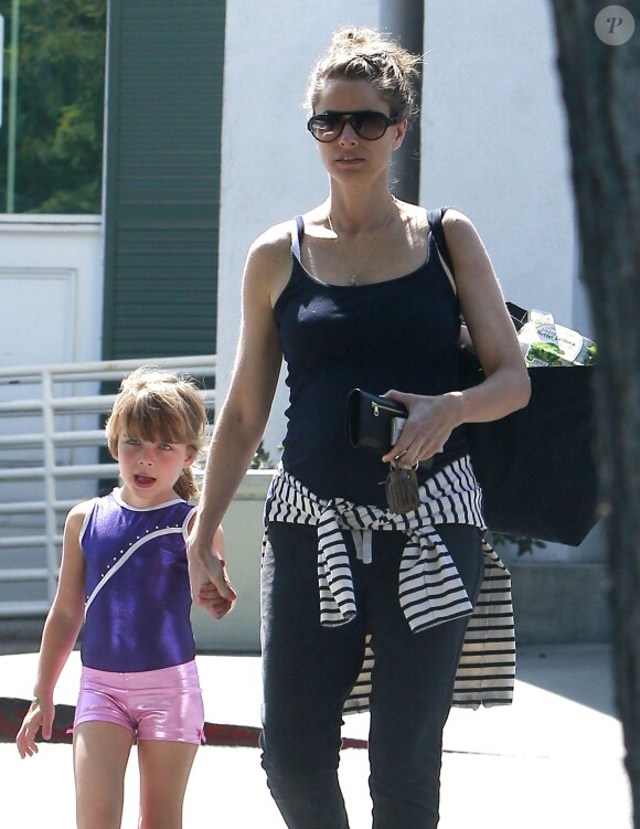Exclusif - Amanda Peet, enceinte, fait du shopping avec sa fille Molly Benioff à West Hollywood, le 30 août 2014.