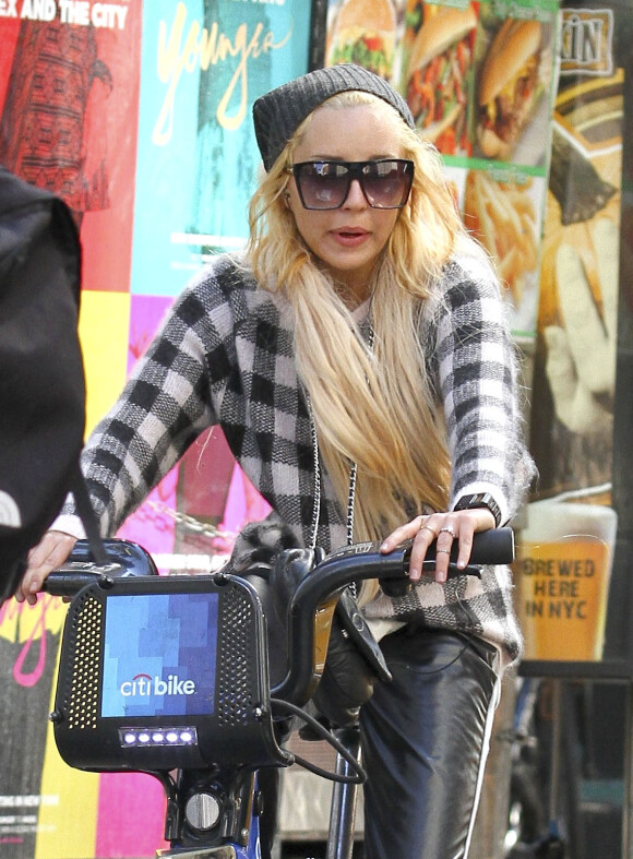 Amanda Bynes en promenade à vélo, dans les rues de New York, le 5 octobre 2014