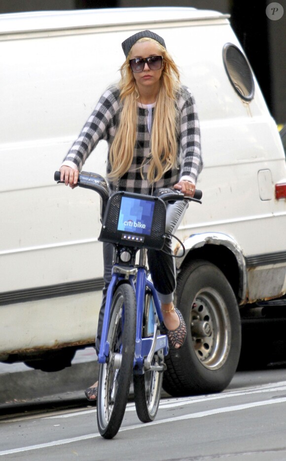 Amanda Bynes en promenade à vélo, dans les rues de New York, le 5 octobre 2014