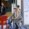 Amanda Bynes en promenade à vélo, dans les rues de New York, le 5 octobre 2014