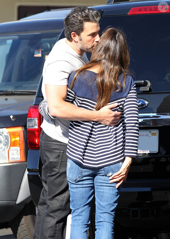 Ben Affleck et Jennifer Garner font du shopping avec leurs filles Violet et Seraphina à Pacific Palisades. Ben embrasse Jennifer tendrement. Le 5 octobre 2014 