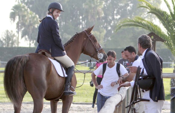 L'infante Elena d'Espagne a reçu les félicitations, après un passage sans faute sur son cheval Quant, de son ami intime et ex-compagnon Luis Astolfi lors du jumping II Ruta Via de la Plata au Club Royal La Pinède à Séville le 5 octobre 2014. 