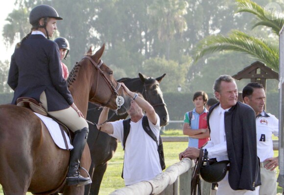 L'infante Elena d'Espagne a reçu les félicitations, après un passage sans faute sur son cheval Quant, de son ami intime et ex-compagnon Luis Astolfi lors du jumping II Ruta Via de la Plata au Club Royal La Pinède à Séville le 5 octobre 2014. 