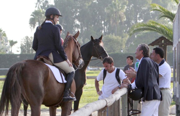 L'infante Elena d'Espagne a reçu les félicitations, après un passage sans faute sur son cheval Quant, de son ami intime et ex-compagnon Luis Astolfi lors du jumping II Ruta Via de la Plata au Club Royal La Pinède à Séville le 5 octobre 2014. 