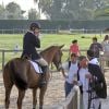 L'infante Elena d'Espagne a reçu les félicitations, après un passage sans faute sur son cheval Quant, de son ami intime et ex-compagnon Luis Astolfi lors du jumping II Ruta Via de la Plata au Club Royal La Pinède à Séville le 5 octobre 2014. 